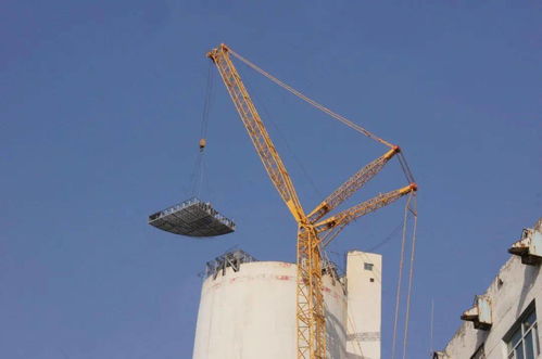 溪塔化肥厂造粒塔除尘改造项目清洁室成功完成首次吊装